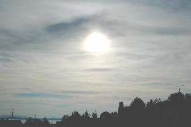 0901.10.2004: 18 Uhr 58-34 Geschlossene Wolkendecke nach intensiven Flugaktivitten seit Tagesbeginn. Vergrerung zeigt weiterhin wolkenbildende Flugzeugabgas- oder Sprhspuren in den Wolken.